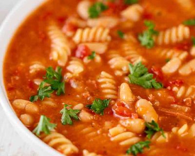 Italienische weiße Bohnensuppe mit Nudeln und veganem Speck
