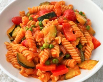 Cremige vegane One Pot Pasta mit Gemüse und Currypaste