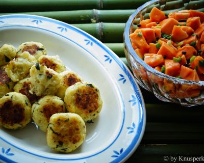 Vegane Paneer-Kofta (Kartoffel-Frischkäse-Buletten) mit einem süss-scharfen Papayasalat