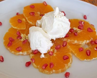 Kokoseis auf Orangensalat