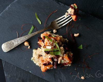 Salat aus gebackener Rote Bete mit Quinoa, Süßkartoffeln und Nüssen (vegan und glutenfrei)