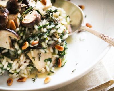 Blattspinat-Risotto mit frischen Steinpilzen & Pinienkernen