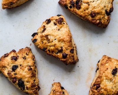 [Anzeige] Vegane Scones mit Haselnüssen & Cranberries