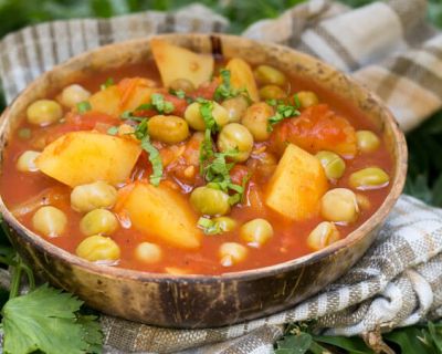 Veganes indisches Curry mit Kartoffeln und Erbsen (Aloo Matar)