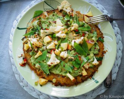 Glutenfreie und vegane Pizza mit Süsskartoffelboden, fruchtigem Gemüsebelag und einer zarten Guacamole-Sauce