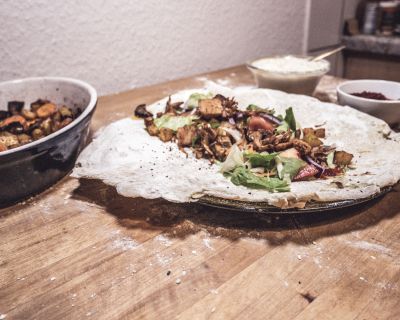 Veganes Jackfruit Schawarma mit Ofengemüse und Sesamsoße