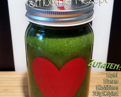 Grüner Smoothie mit Spinat, Petersilie, Gerstengraspulver, Banane, Apfel, Ananas und Nashibirne