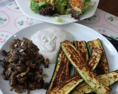 Champignons – Gyros, Ofen – Zucchini,  Joghurt – Tahini-Dip und Mairübchen Salat