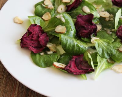 Nüsslisalat mit Randenchips und Haselnüssen