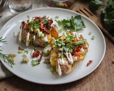 Mediterrane Ofen-Quetschkartoffeln mit Cashew-Aioli