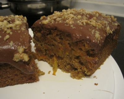 Saftiger Karottenkuchen mit Schoko-Glasur (II)