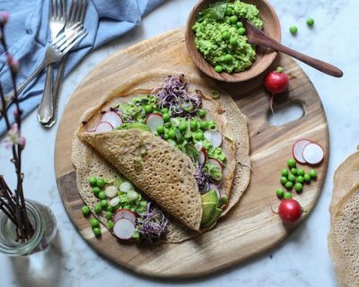 Frühlingsgalettes mit Erbsen, Minze und Radieschen