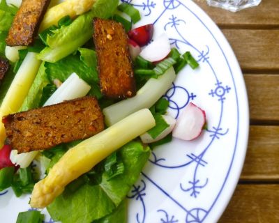 Spargelsalat mit gebratenem Tofu