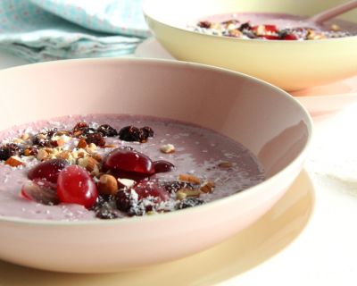 Buchweizencreme mit Beeren und Nuss-Kokos-Topping (roh)