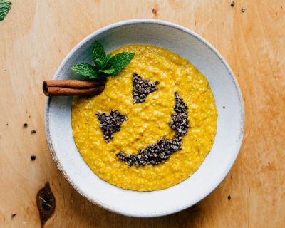 Halloween-Kürbis-Oatmeal mit Schmunzel-Gesicht