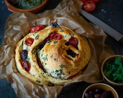 Focaccia rollata mit Tomaten, Oliven und frischen Kräutern / focaccia rollata with tomatoes, olives and fresh herbs