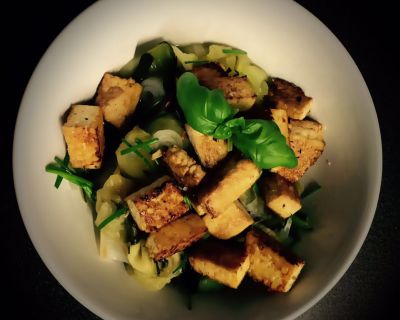 Gebratener Tofu auf Zucchini
