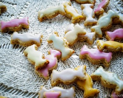 Vegane und glutenfreie Oster-Bonbon-Kekse mit natürlicher Farbglasur