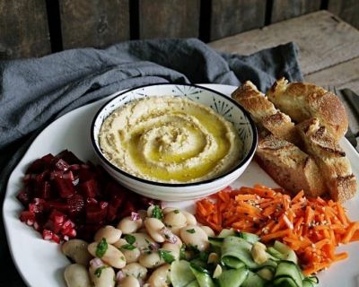 Schlemmerplatte mit Hummus, Brot und viererlei Salat