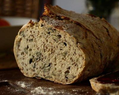 Brot aus dem Römertopf mit Kürbiskernen und Sesam