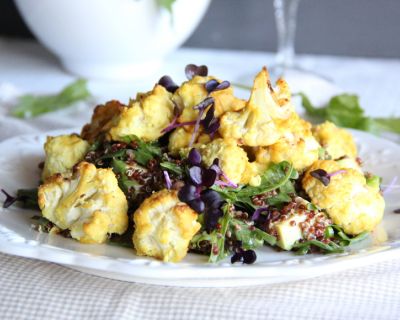 Quinoa-Rucola-Salat mit ofengebackenem Mandel-Blumenkohl