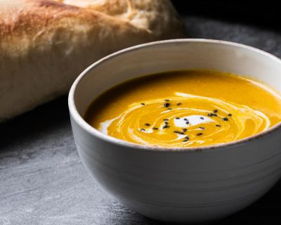 Würzige Kürbiscremesuppe mit Kokosmilch