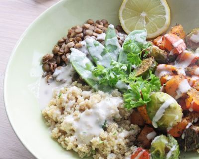 Fall Bowl mit Tahin-Dressing