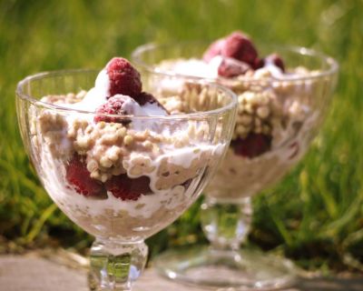 Kokos-Buchweizen-Porridge mit Himbeeren