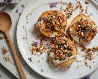 Ofenpfirsiche mit Zitronencreme & Blitzgranola