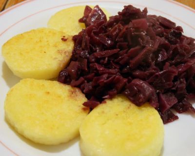 Gebratene Kartoffelklöße mit Rotkraut