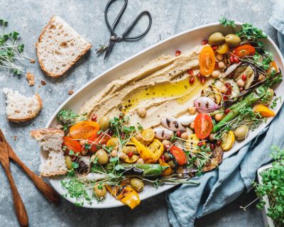 Hummus mit gegrilltem Gemüse & Microgreens