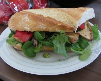 Baguette mit Basilikumpesto und Räuchertofu