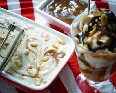 Veganes Snickerseis mit Karamell- und Schokosauce und gesalzenen Erdnüssen