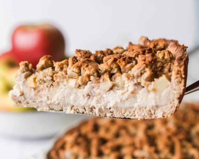 Gesunder veganer Apfel-Streuselkuchen mit Quarkcreme [ohne Zucker]