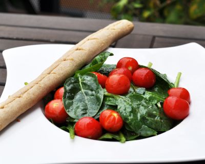 Spinatsalat mit Dinkel-Knoblauchstangerl