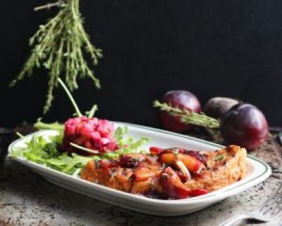 Gegrillte Seitan-Steaks mit Pflaumen an Rote Bete Apfel Salat