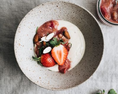 Leichte Vanillecreme mit Rhabarberkompott (einfach & vegan)