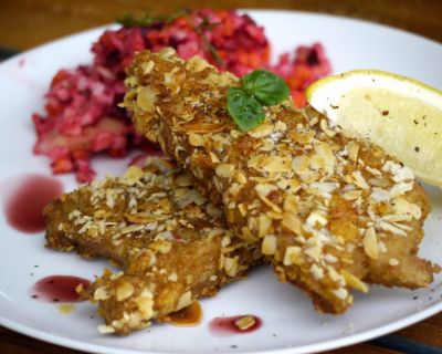 Veganes Schnitzel in knuspriger Mandelpanade