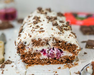 Vegane Schoko-Biskuitrolle mit Kirschen