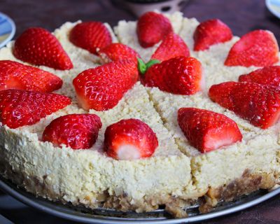 Sommerliche Kokostorte mit Erdbeeren im Raffaello-Stil (vegan & glutenfrei)