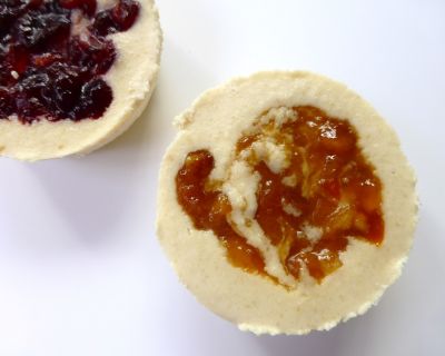 MINI-KÄSEKÜCHLEIN MIT PREISELBEEREN UND ORANGENMARMELADE