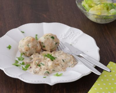 Vegane Semmelknödel mit Rahmsauce