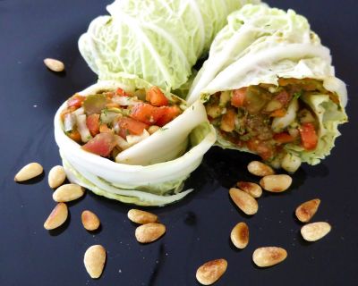 SALATROLLEN MIT FEIGE-DILL-DRESSING UND PINIENKERNEN