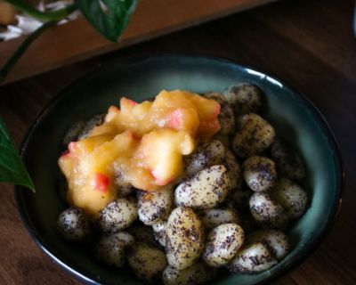 Mohn Gnocchi mit Bratapfelkompott