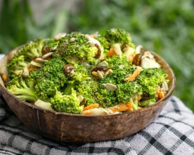Roh veganer Brokkolisalat mit Sesamdressing