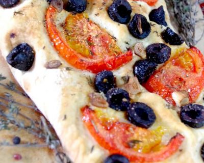 Focaccia mit schwarzen Oliven und Knoblauch