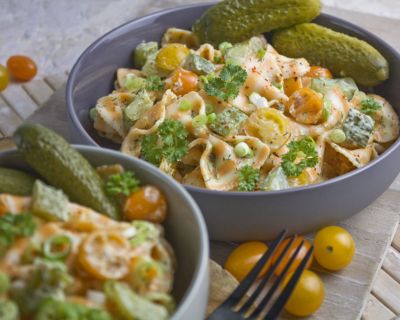 Dillgurken-Nudelsalat mit gelben Tomaten