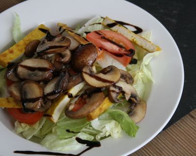 Salat mit gebratenen Pilzen & Satay-Tofu