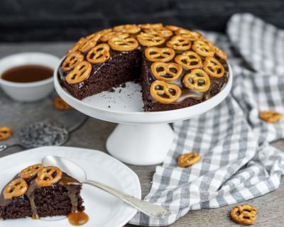 Veganer Schokokuchen mit Salzkaramell und Brezeln