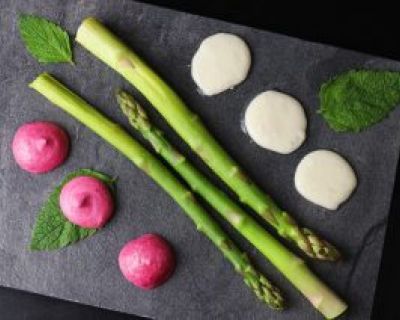 Rote Beete Meringue, gefüllt mit Erbscreme an grünem Spargel mit Hollandaisesphären